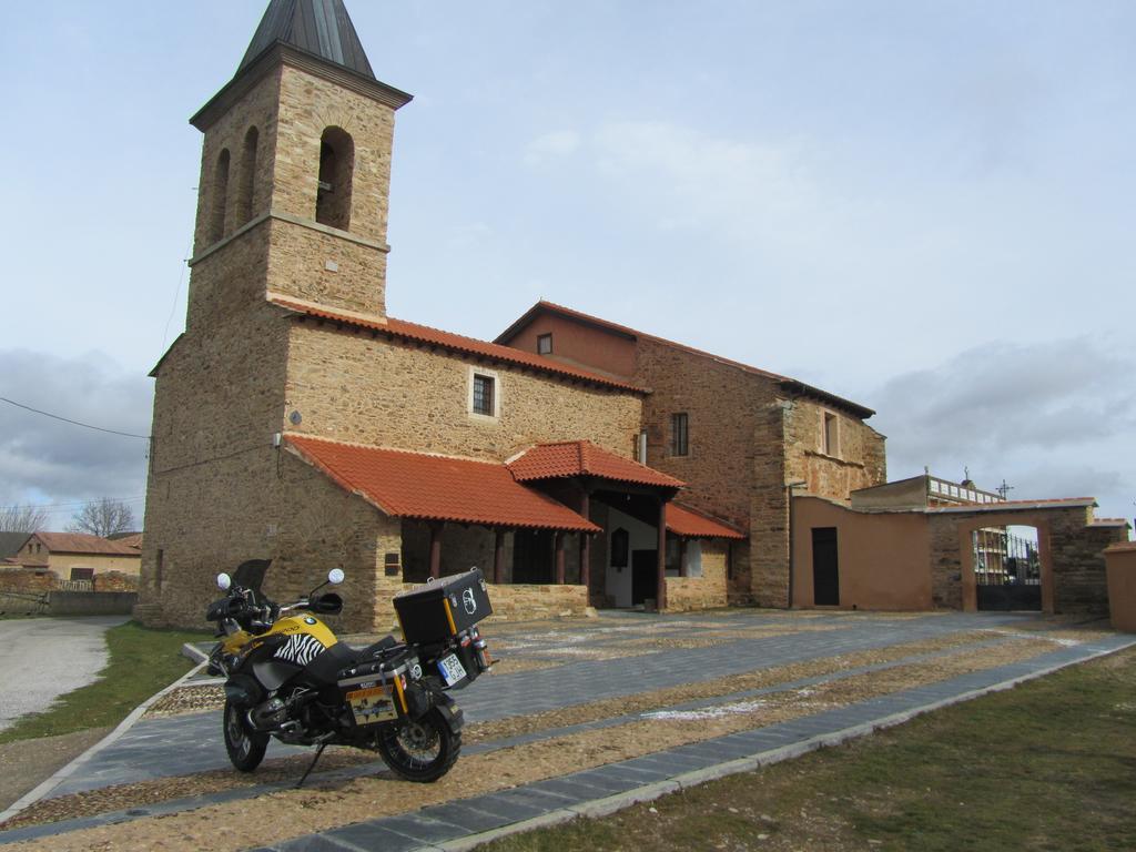 La Posada De Toribia Val De San Lorenzo Exterior foto