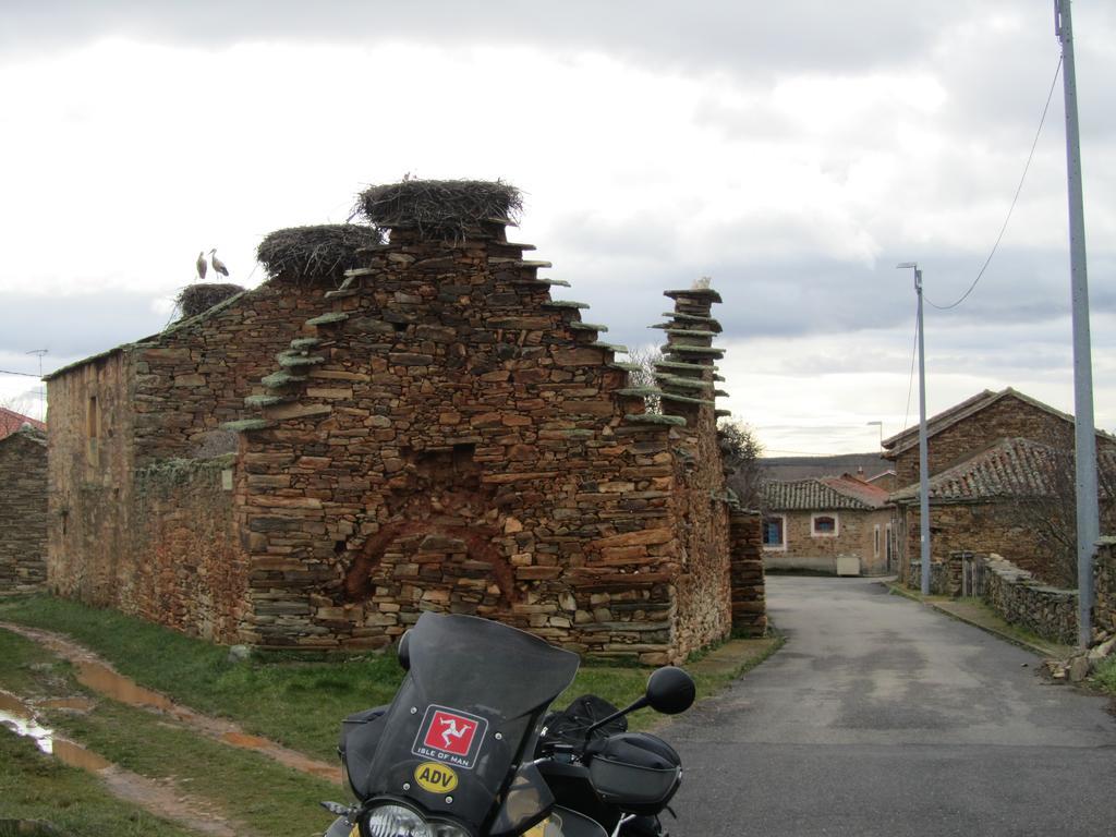 La Posada De Toribia Val De San Lorenzo Exterior foto